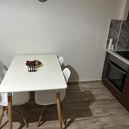 George & Lambros - Apartment *